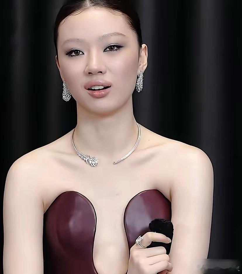 这样的衣服单依纯居然有2套，图一真的很像腋下夹两块猪肝。 ​​​