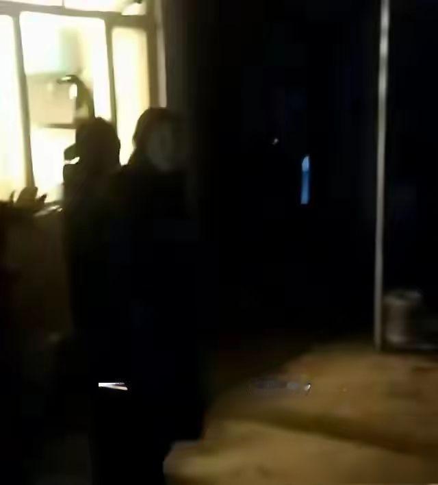 在狗咬人反杀案里
争议焦点在于这究竟是正当防卫，还是防卫过当
一方人多势众，一方