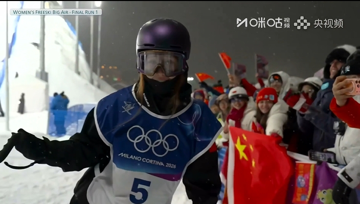 自由式滑雪女子大跳台决赛第1轮：谷爱凌首跳90分 刘梦婷落地失误