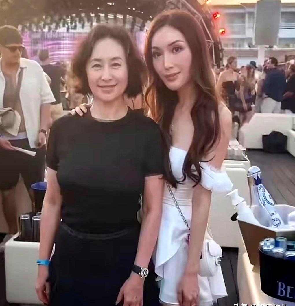 刷到何超琼在国外音乐节的照片，还是和外甥女一起出镜。
63岁了，一身黑色没靠花里