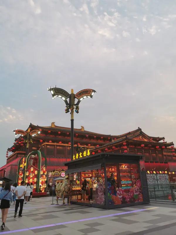 外观上，它复刻隋唐洛阳城形制，正门还原“定鼎门”，飞檐翘角的仿唐建筑自带震撼感，