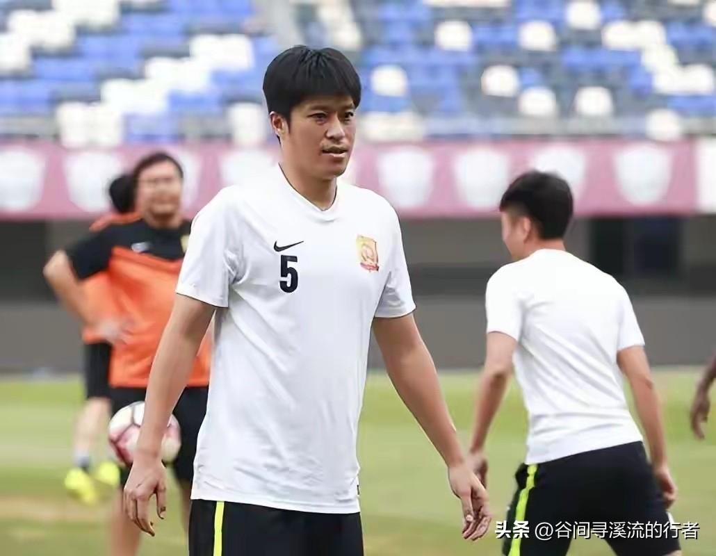 张耀坤当选U16男足主帅，就如在当县长。
因为有以下三点：

第一，直捅“人情世
