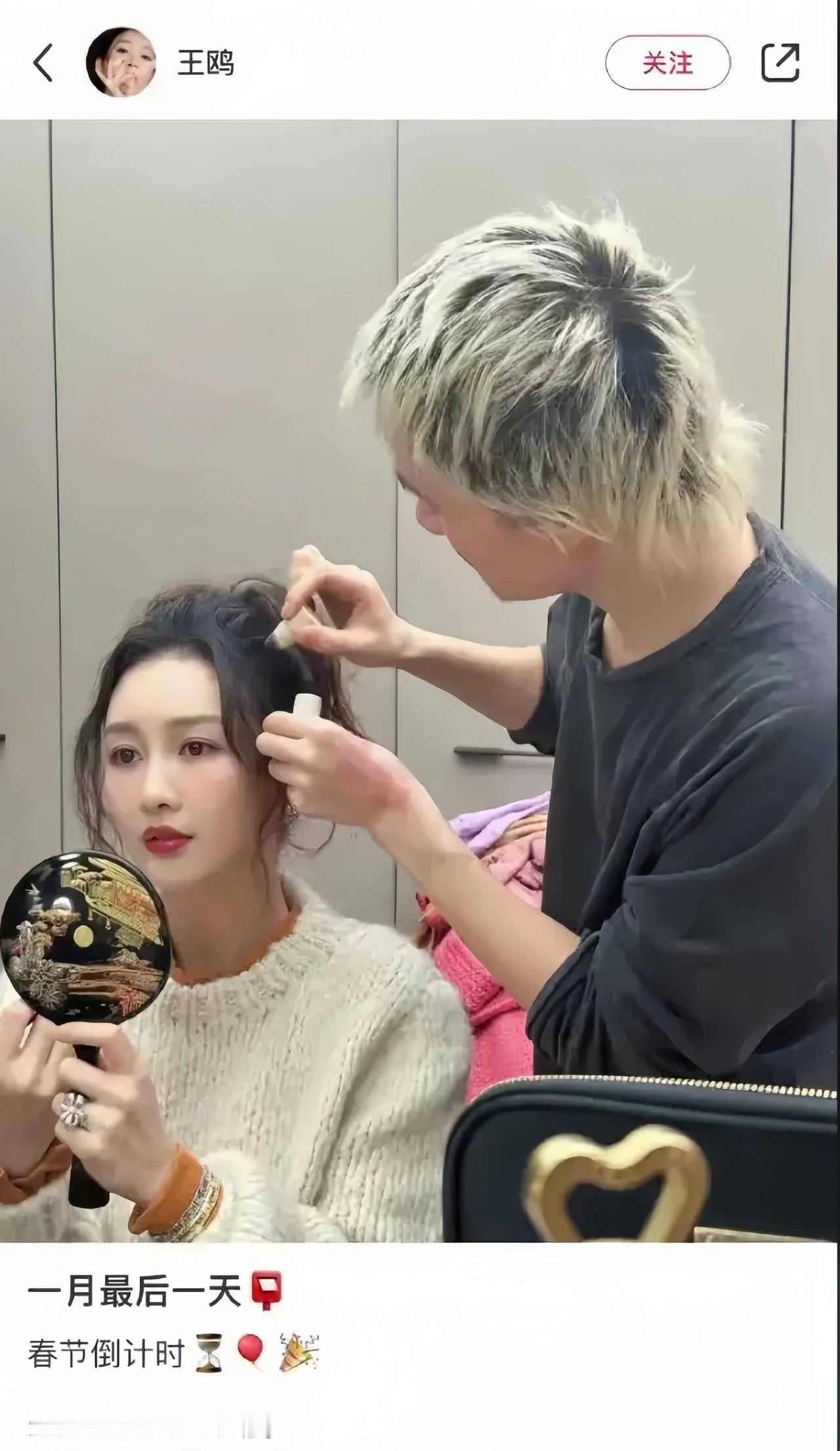 王鸥发照宣布正式复出，照片中的她正在画精致的妆容，状态非常好。接下来要看她是否会