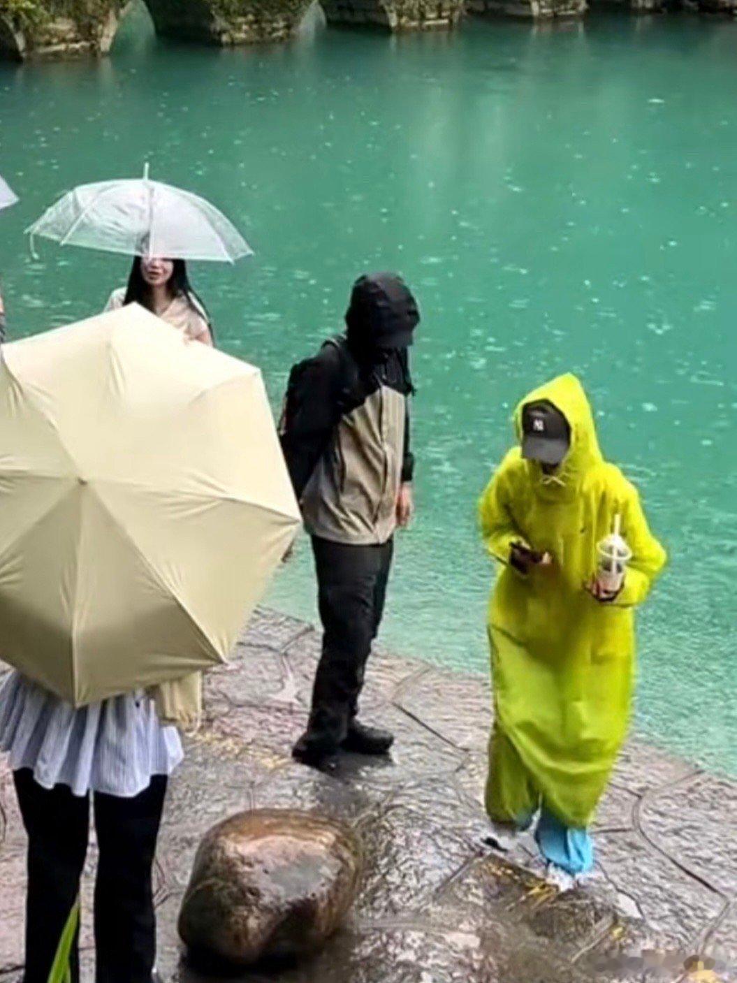 [哆啦A梦吃惊]何聪睿刘念一起去贵州玩了 ​​​