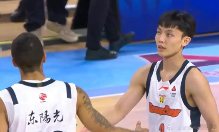 广东大胜广州：萨姆纳首秀伤退徐昕6中6 奎因29+6+7+5+6三分北京时间12