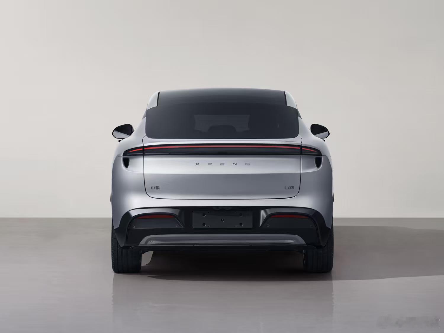 与此同时，小鹏MONA SUV也来了命名L03可以看到半隐藏门把手，小鹏首款半隐