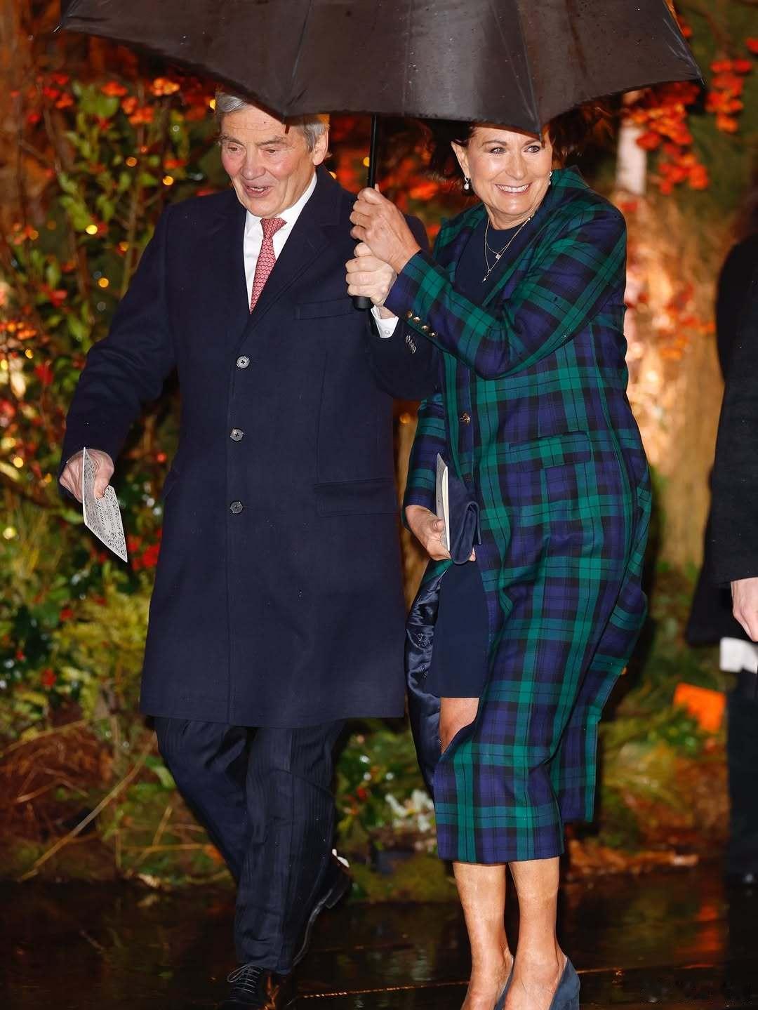 米德尔顿 12月5日，威尔士王妃的娘家人迈克尔、卡罗尔、弟弟詹姆斯、弟媳妇阿丽泽