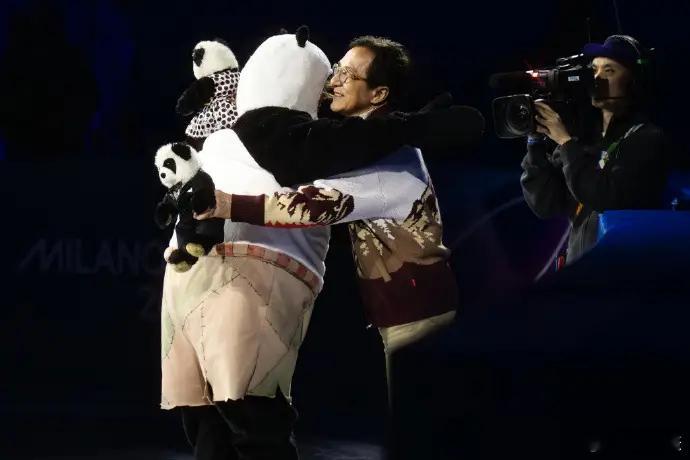 成龙现场观战米兰冬奥会花滑表演滑，赛后与一众花滑选手合影。 比赛中，哈萨克斯坦选