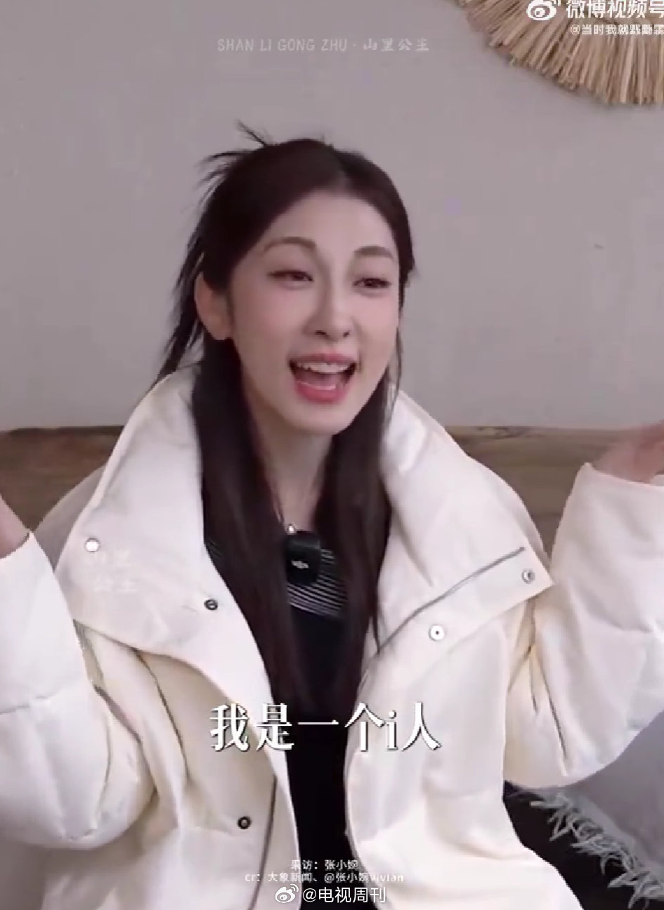 张小婉[超话]张小婉 内向的喜剧演员乘风2025 舞台上的张小婉火力全开，唱跳炸