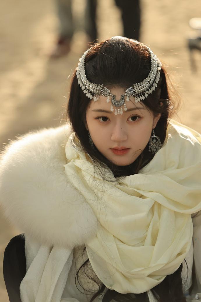 #赵露思大漠造型##赵露思珠帘玉幕异域剧照#赵露思以大漠造型诠释异域风情，那珠帘