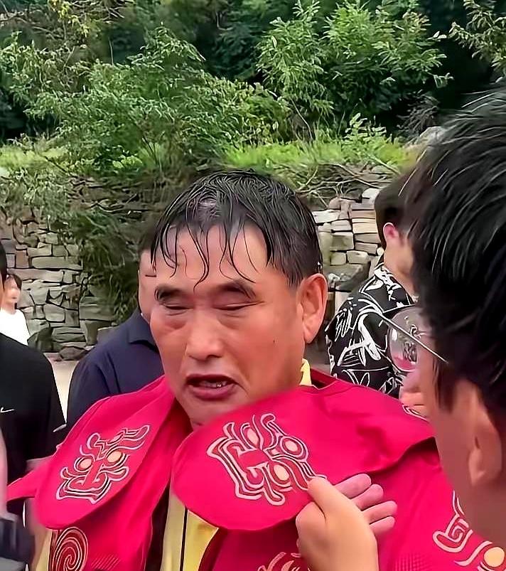 大夏天顶着35度的高温在户外暴晒，换成你，能撑得住几首歌？
前两天大衣哥朱之文在