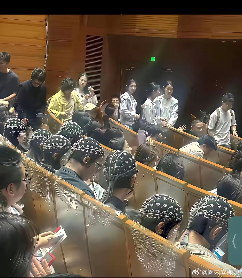 据说这个是清华大学，这些同学都戴上了脑机？不知道是真的还是假的呀？如果这样的话，