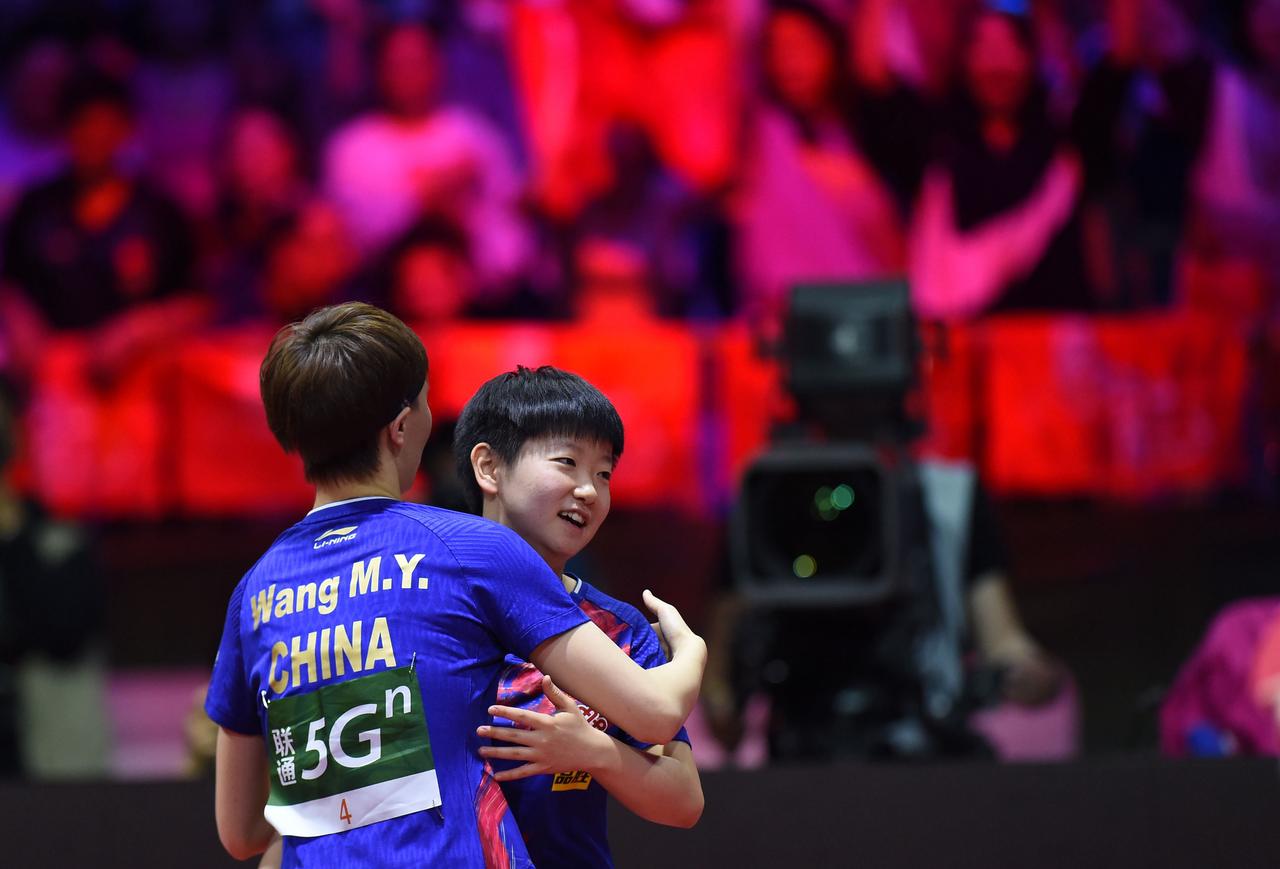 有人说：“王曼昱彻底被孙颖莎打服了，释然了”。
我不赞同！
主要原因有3点。
看