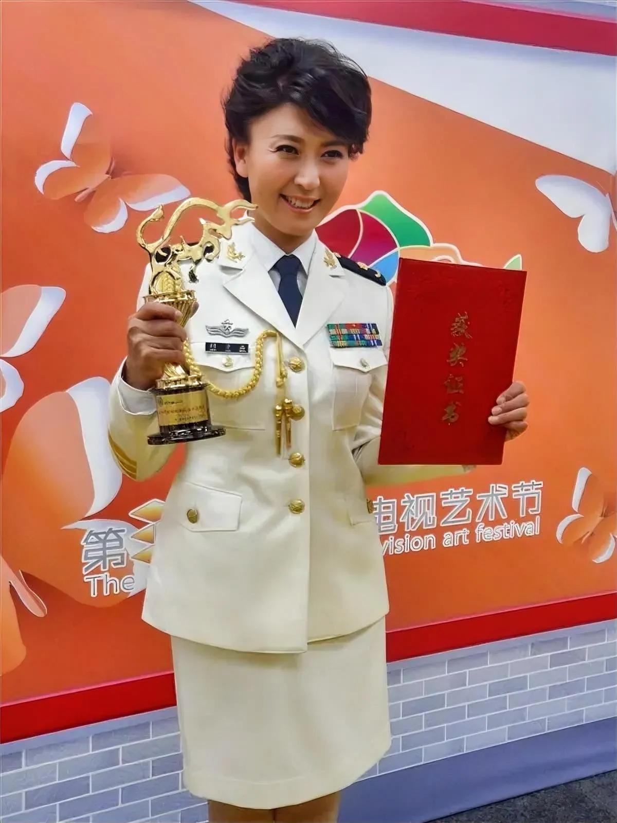 查了一下闫学晶，
原来她是这么当上军人的！
不是走后门，也不是粉丝托举，而是靠艺