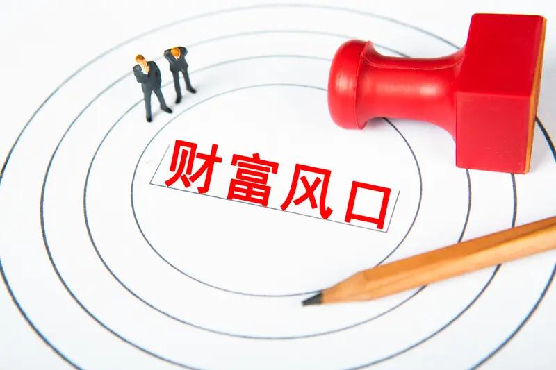 在教育场景中，人工智能辅助教学会迎来爆发式增长。普通人可以投身于开发个性化的学习