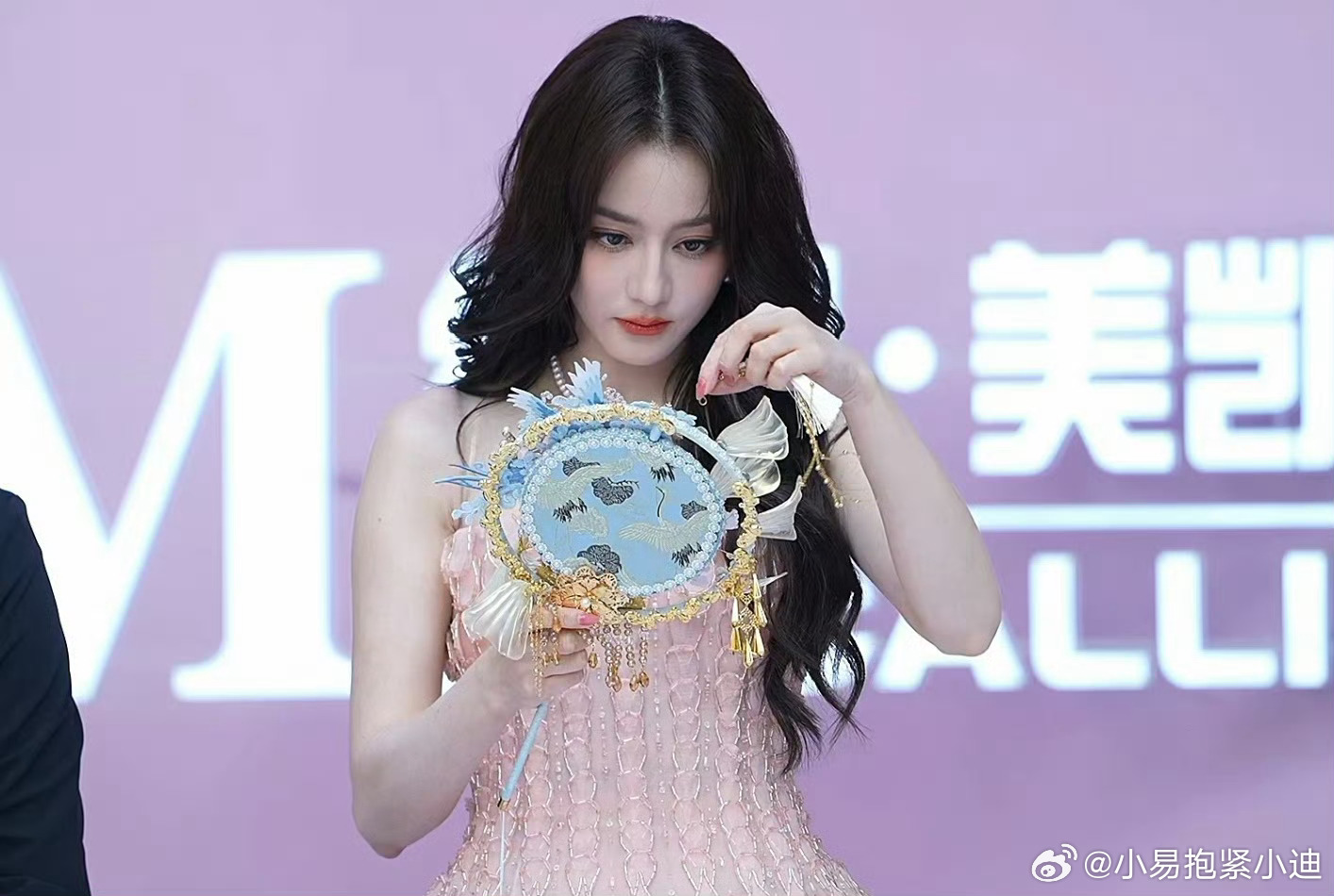 迪丽热巴打招呼好像雨刮器 𝓨𝓸𝓾𝓵𝓲𝓼𝓽𝓮𝓷𝓽𝓸𝓽𝓱?