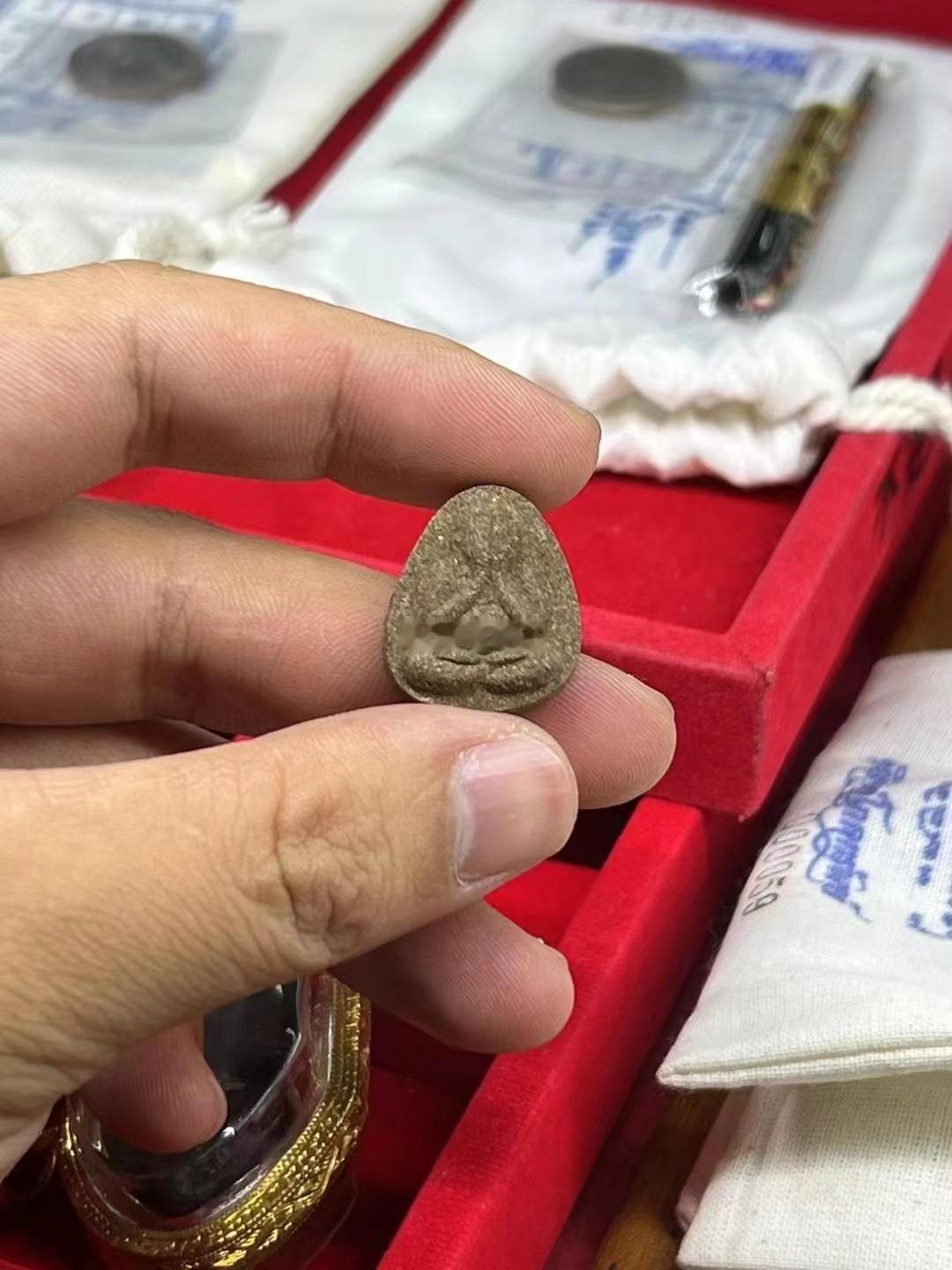 已包纯金壳阿赞初必打，龙婆添派粉材质背后同样有五芒星，便宜但是很罕见，图鉴有收录