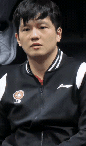 能让樊振东眼睛都不挪地盯着赛场的，除了他的“发小铁哥们”周恺，还能有谁？没错！场