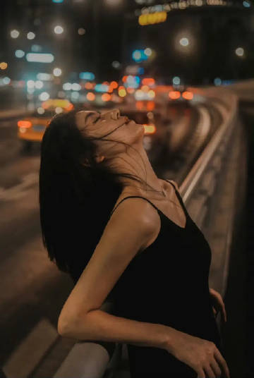 当年QQ火了，成就了多少爱情，后来微信火了，拆散了多少婚姻，以前六毛的长途拼命打