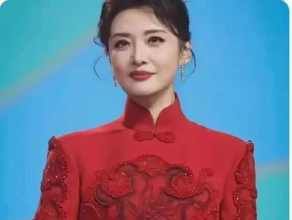 还记得董卿吗？就是那个主持了十几年春晚的央视一姐。之前她老公生意暴雷，欠了一屁股