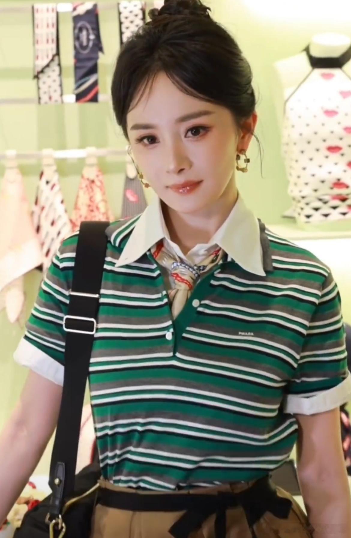 杨幂  Prada线下生图也太美了，状态依旧抗打，岁月究竟从幂姐身上带走了什么.
