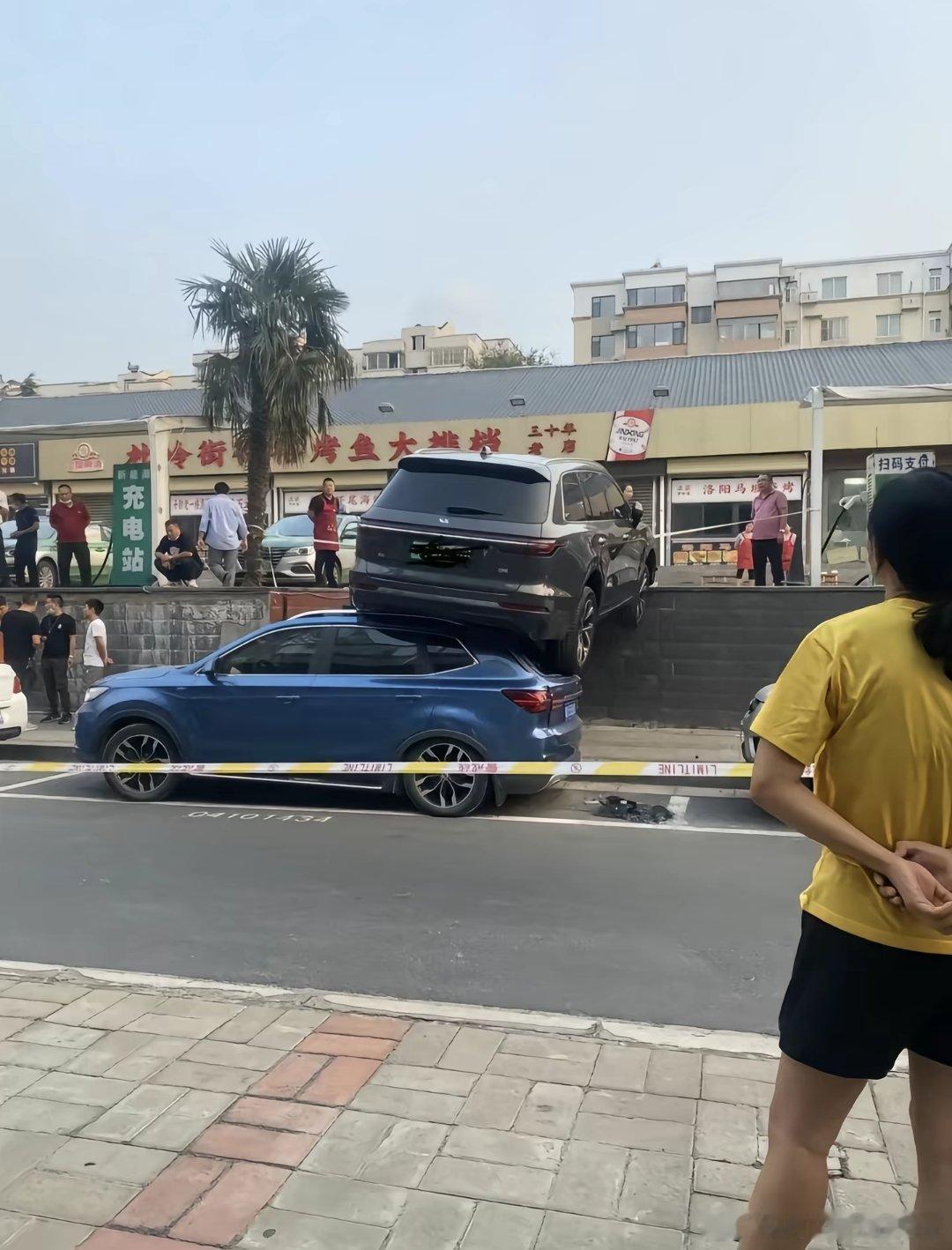 理想车停的牛，下面的车够结实理想[超话] ​​​