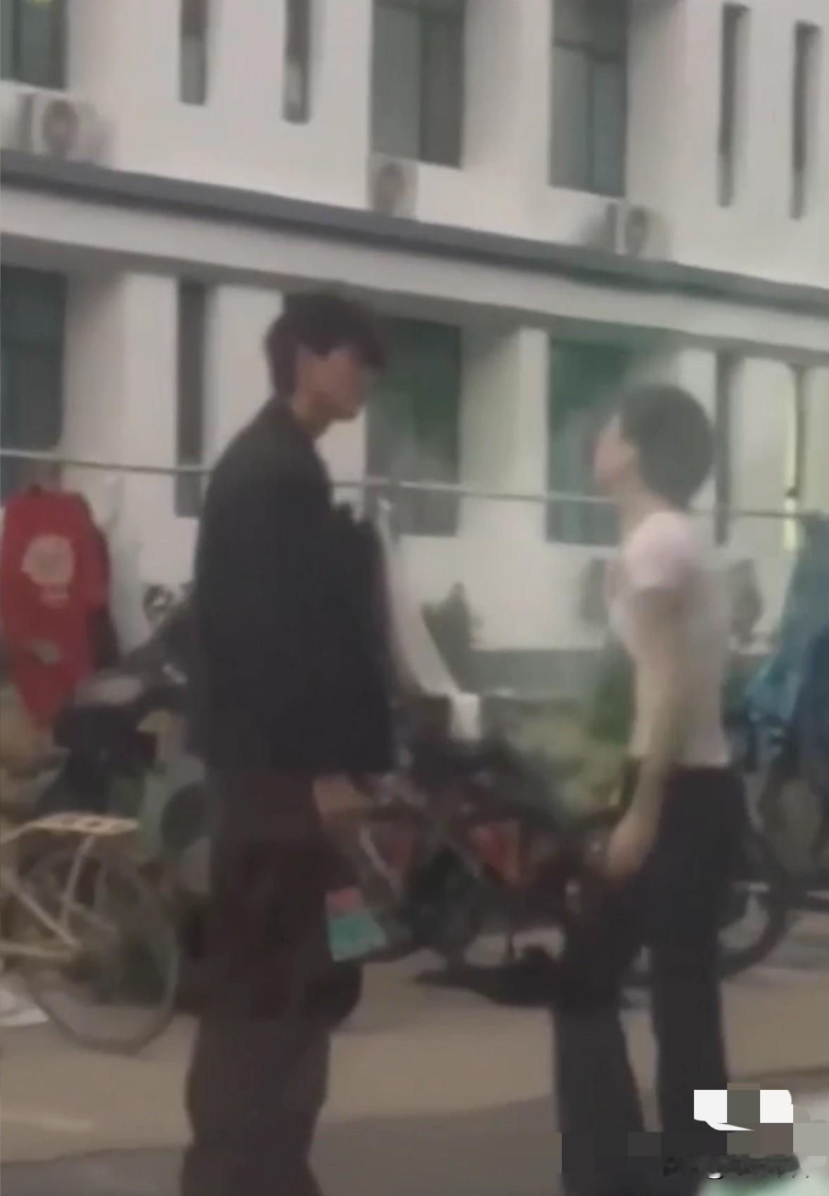 这哥们玩的花啊，脚踏两条船，被两名女受害者找上门，居然还动手打了她们，做实了渣男