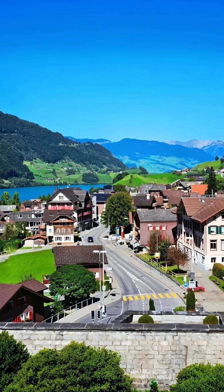 关于中东冲突美伊局势，我看到有个观点挺有头脑的，说不要插手，也不要劝和，就暗地里