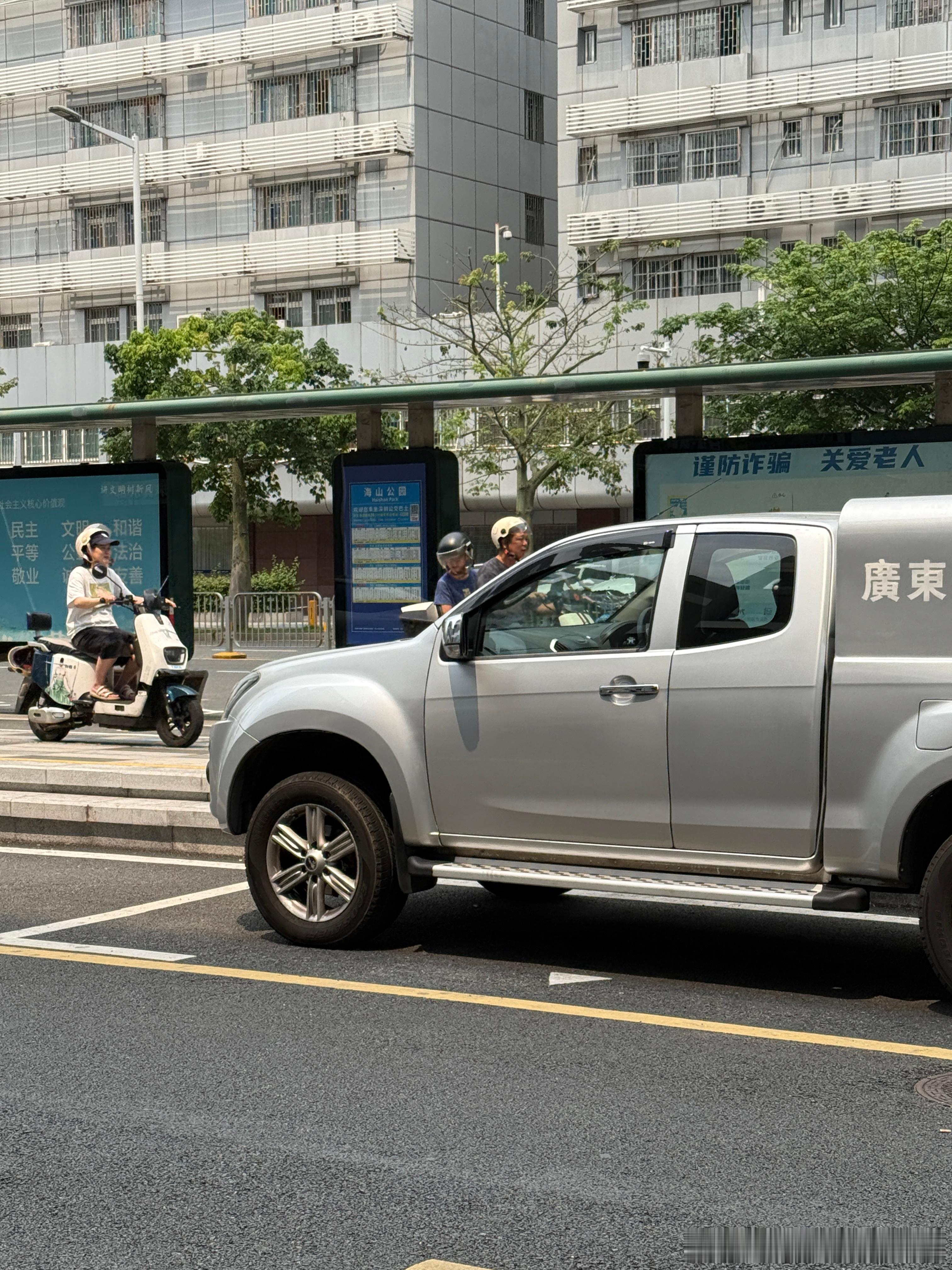 两台“个性”货拉拉，五十铃的一排半还是回头率挺高的