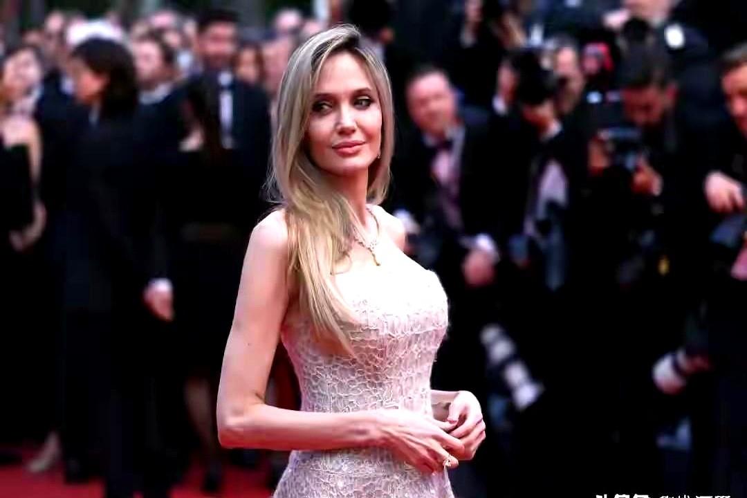 安吉丽娜·朱莉，曾经的好莱坞性感符号。

但她体内有BRCA1基因突变，医生直接
