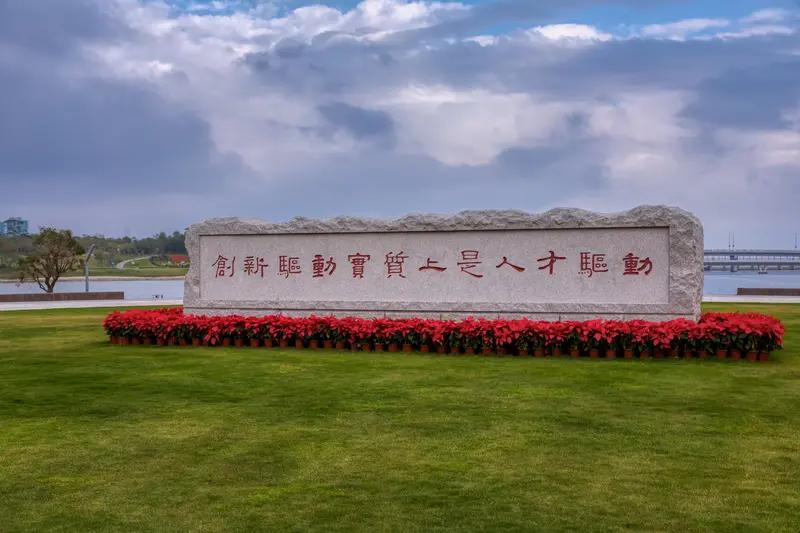 人才的摇篮，能孕育出无数杰出人物。像杨牌坊私塾学堂，虽是旧学堂，却让众多寒门子弟