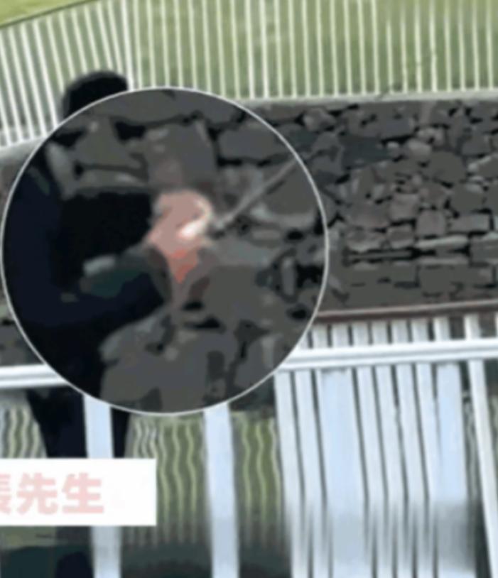 “这就是命啊！”浙江舟山，一位男子和妻子拍婚纱照时，趁着妻子换衣服的间隙，拿出车