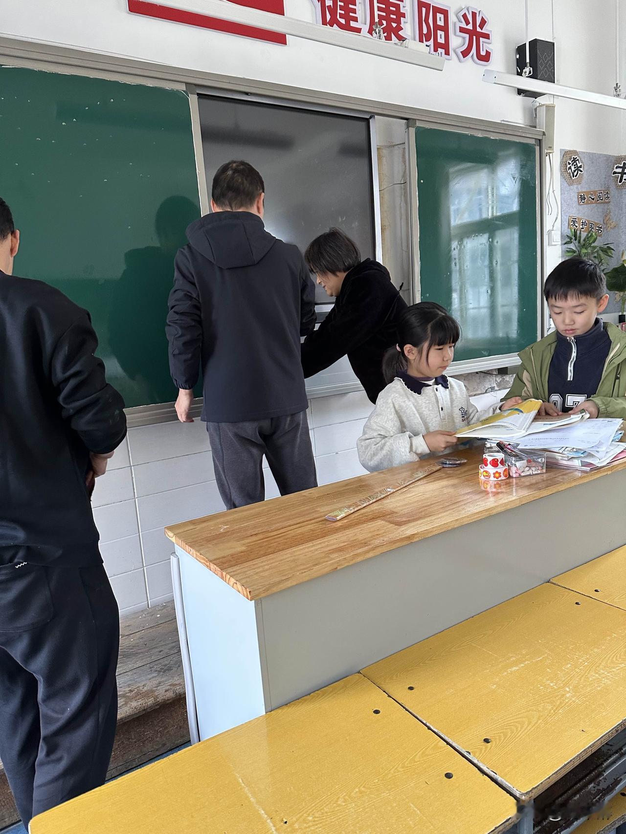 学校安排家长打扫卫生，引发争议！
每到周末，各班家委会都会组织家长轮流打扫教室卫