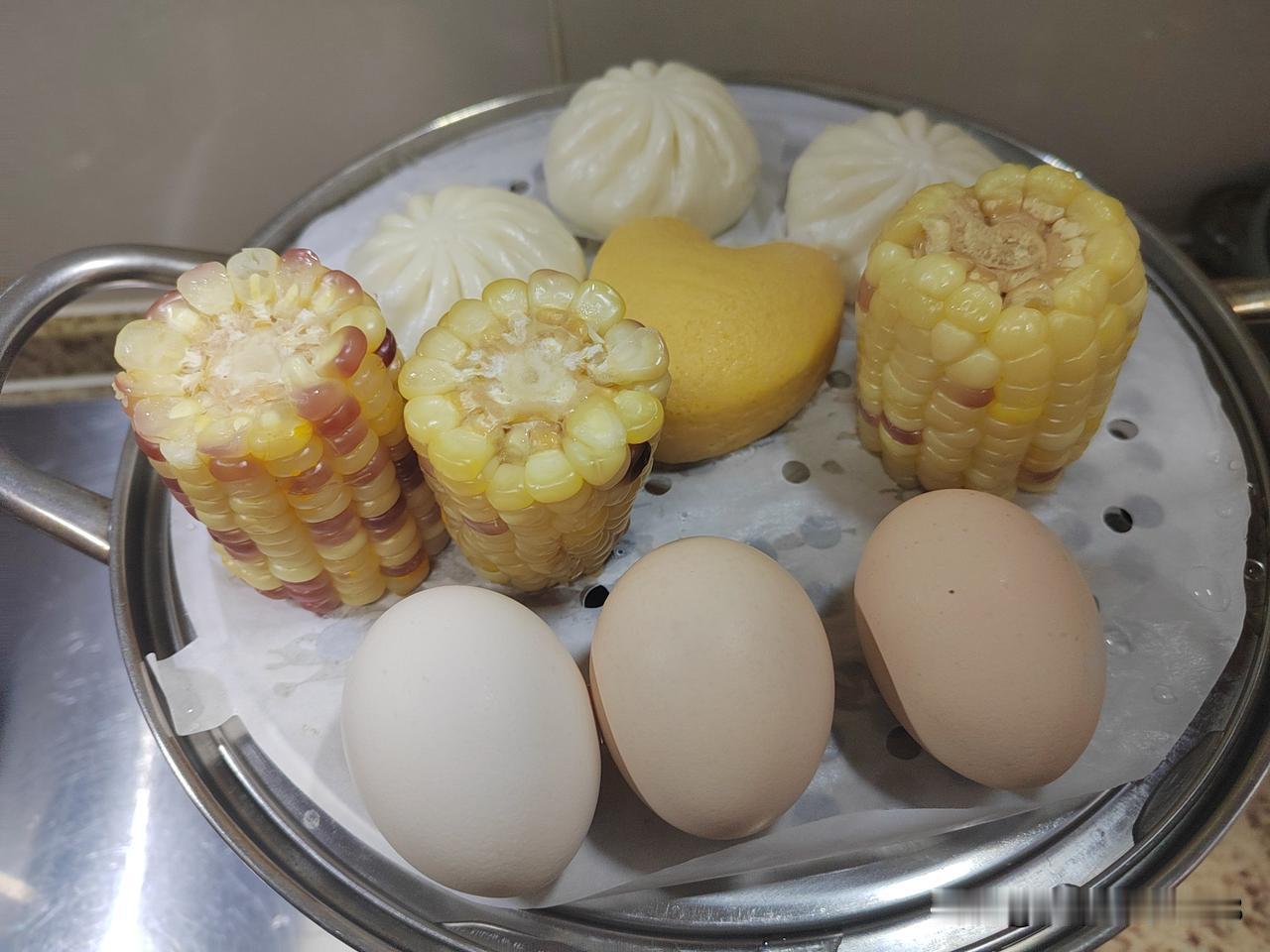 今天南京市气温回暖见顶，白天最高温度达到22℃，有轻度雾霾。
早上蒸香菇菜包、发