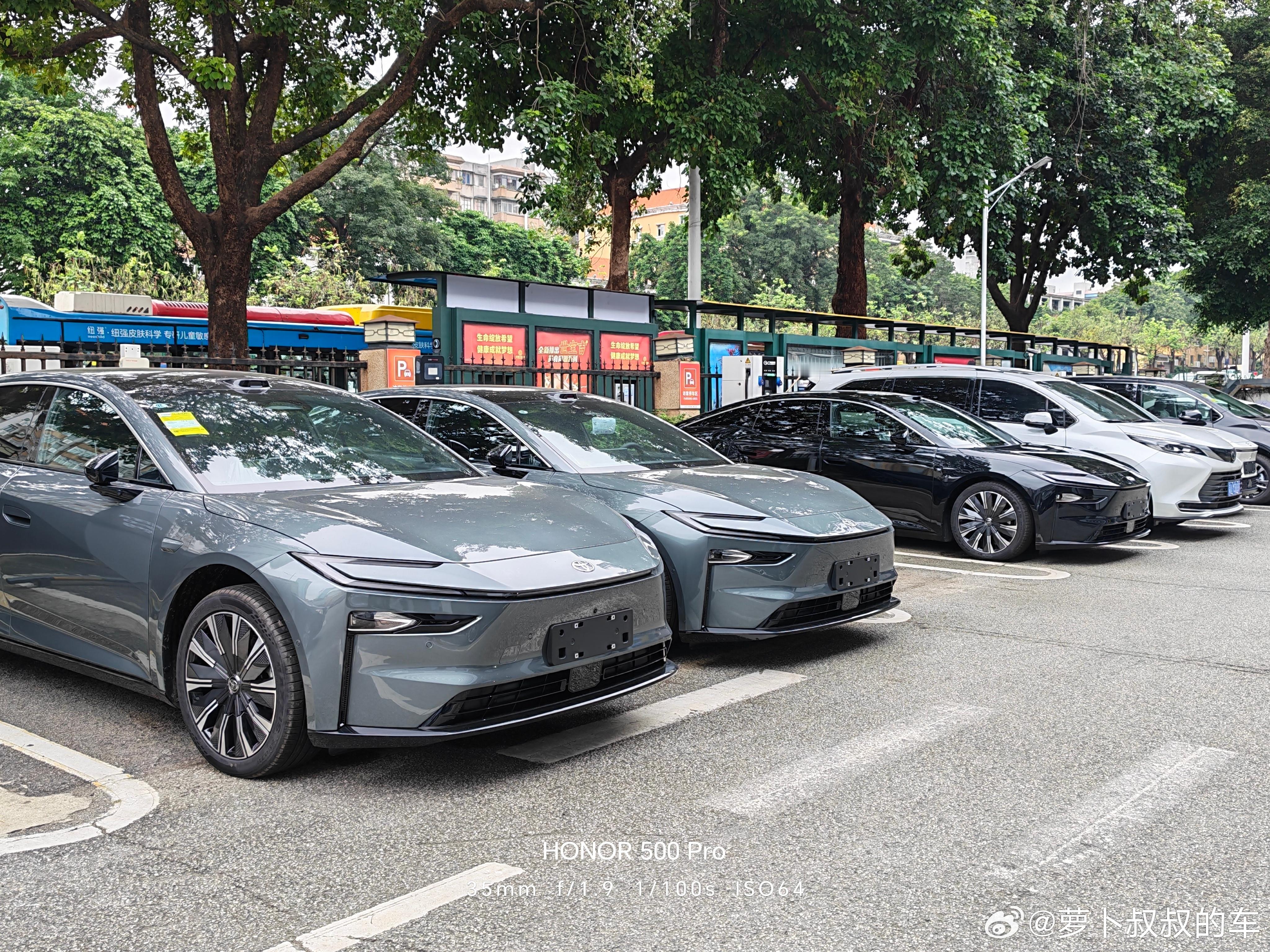 今天到4S店里给铂智7验车，确认了几个事情：这个很丑的黑色轮毂盖板会换成同色的；