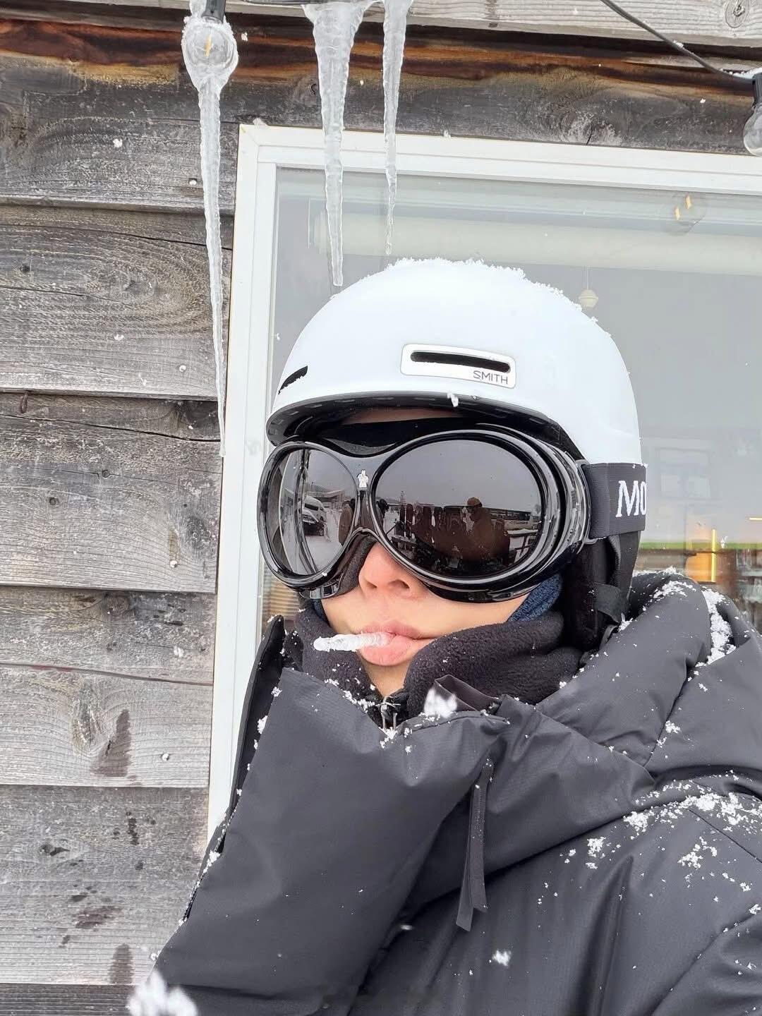 港星刘嘉玲近日在社交平台分享多张在日本北海道二世谷滑雪度假区的照片。照片中，她与