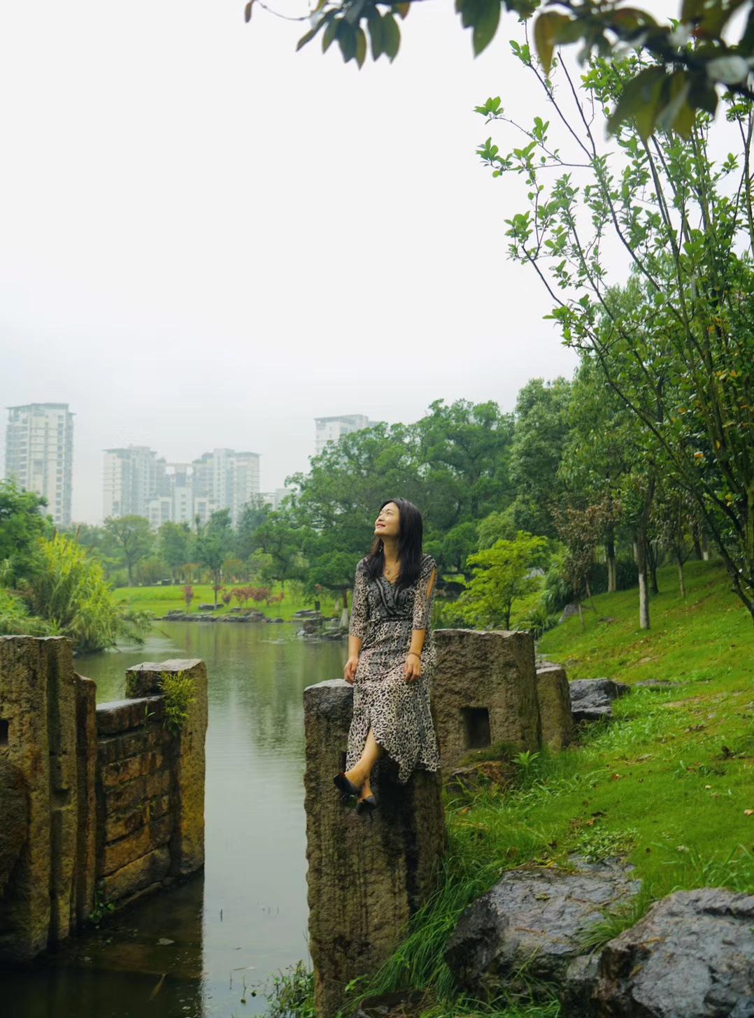 闹市七彩荷池｜雨天逛杨府山，卸下所有紧绷
温州漫长盛夏总让人神经紧绷，每天追赶日