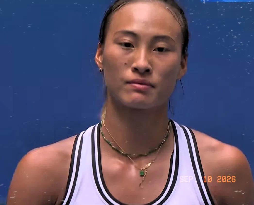 郑钦文1-2(6-3，1-6，4-6)失利，第3次止步美网大满贯八强。
耗时2个