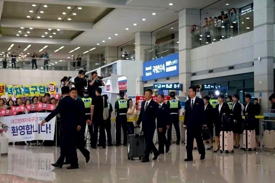 韩国队世界杯出局，坐飞机回国那天，仁川机场挤满了人。
闪光灯像白色的瀑布，主教练