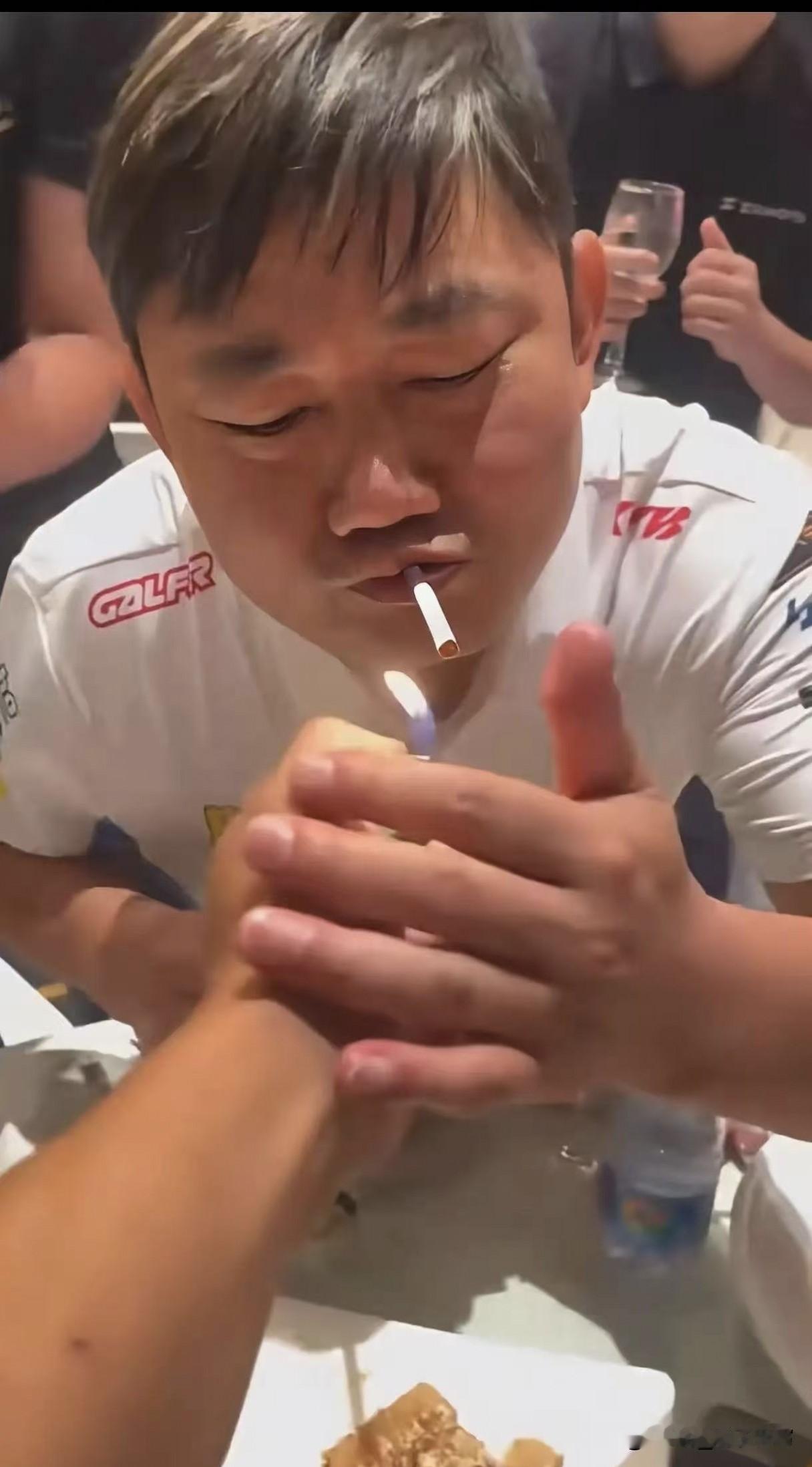 身价过亿的老板喝高了，挨桌敬酒还飙阿杜的歌，这画面你敢信？

重庆摩博会上，张雪