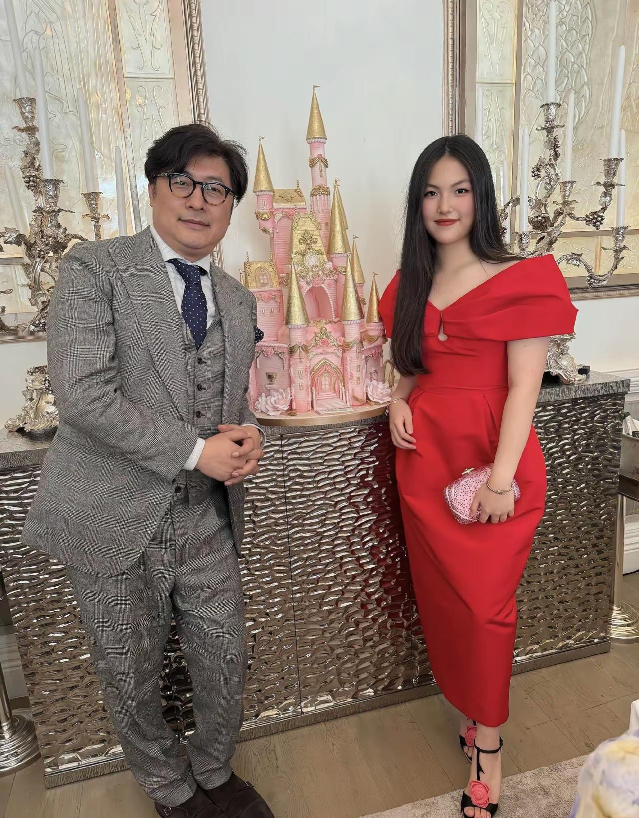 李湘凌晨两点多晒王诗龄16岁生日照，网友都吐槽她打扮老气，看着像二十多。
 
感