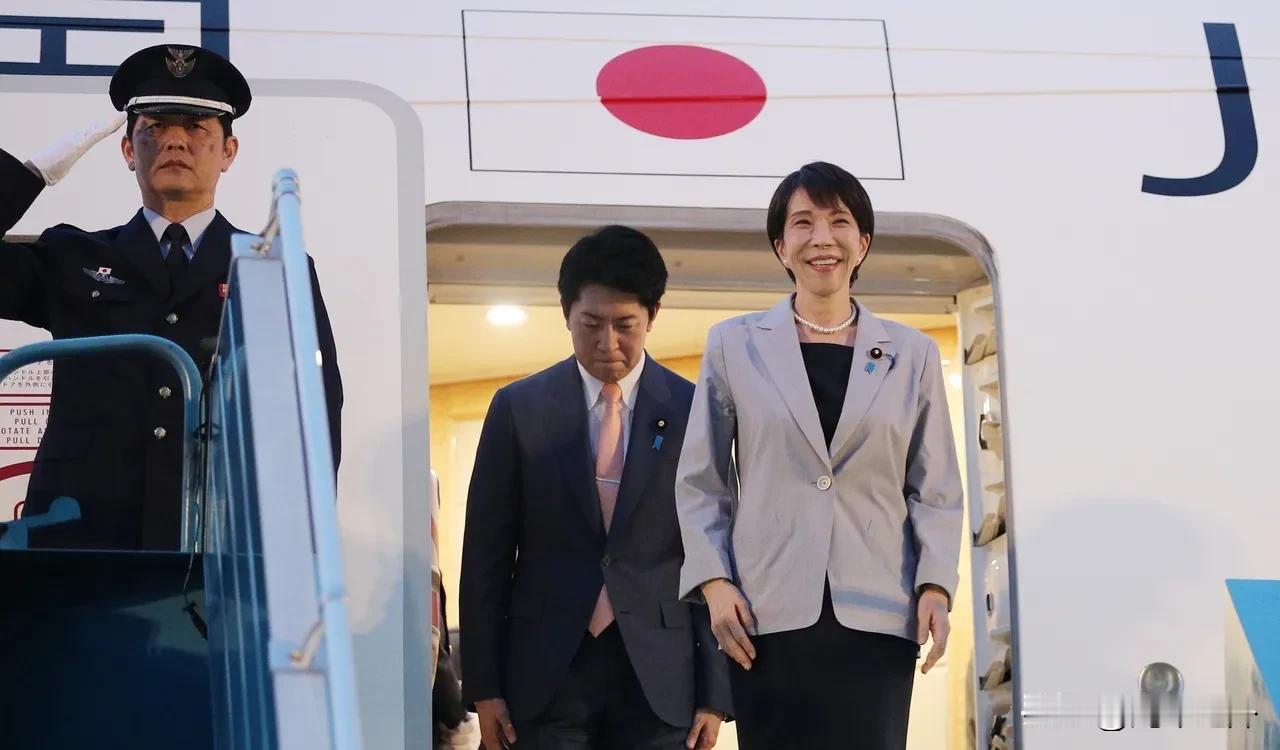 当地时间5月1日晚，日本首相高市早苗搭乘专机抵达越南河内内排国际机场，开启就任首