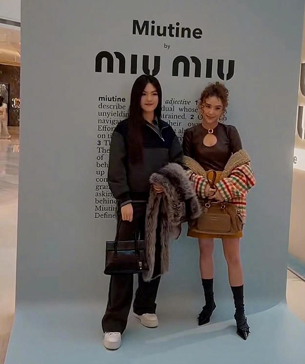 何超莲和王诗龄同框，一个穿的像贵妇，一个好像老了10岁的样子。
王诗龄每一次出席