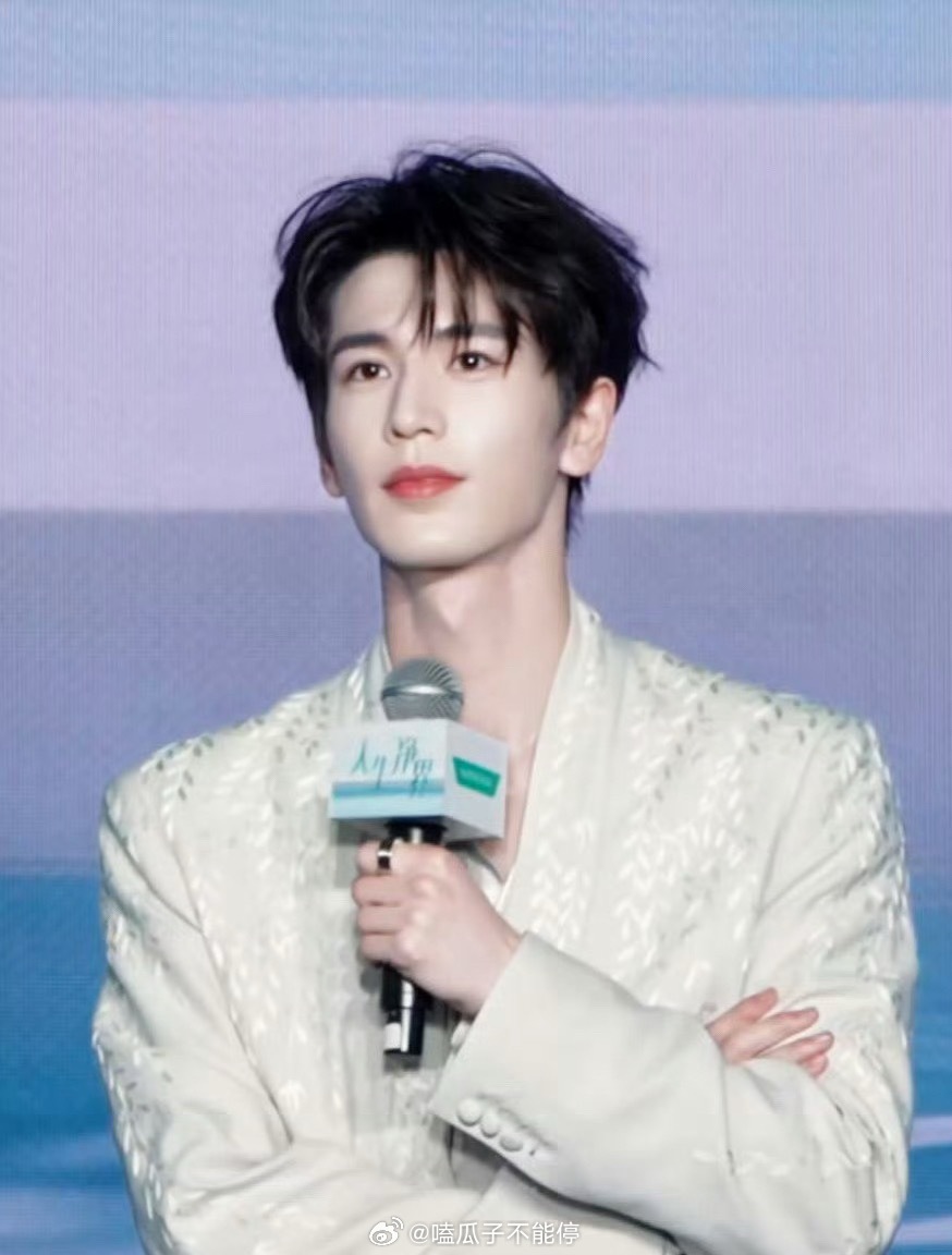 张凌赫这张脸确实能打，帅哥看来没有被舆论影响状态不错👌🏻 