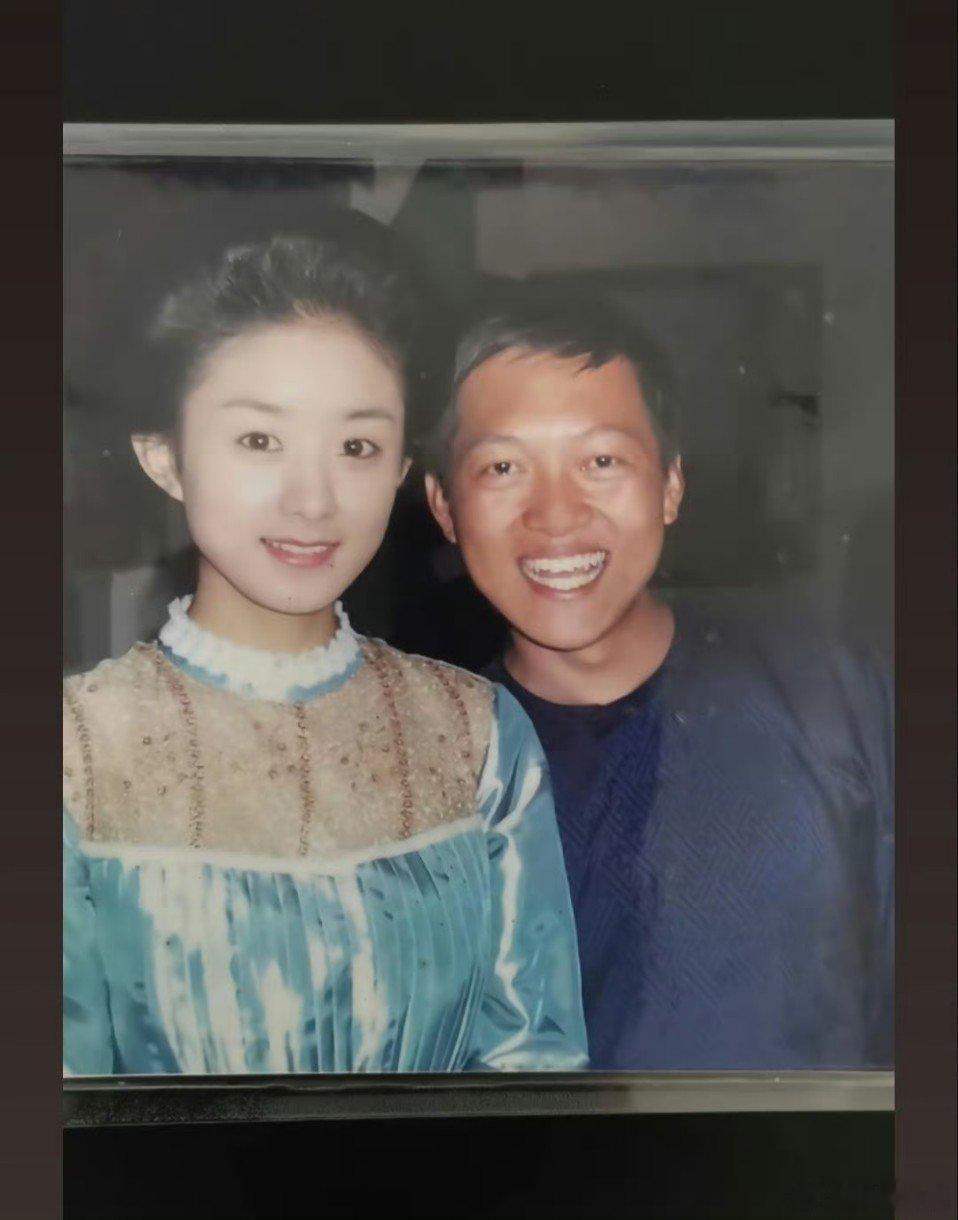 演员晒与赵丽颖早期合照一个演员晒出了早期与赵丽颖的合照，好嫩好漂亮！赵丽颖早期与