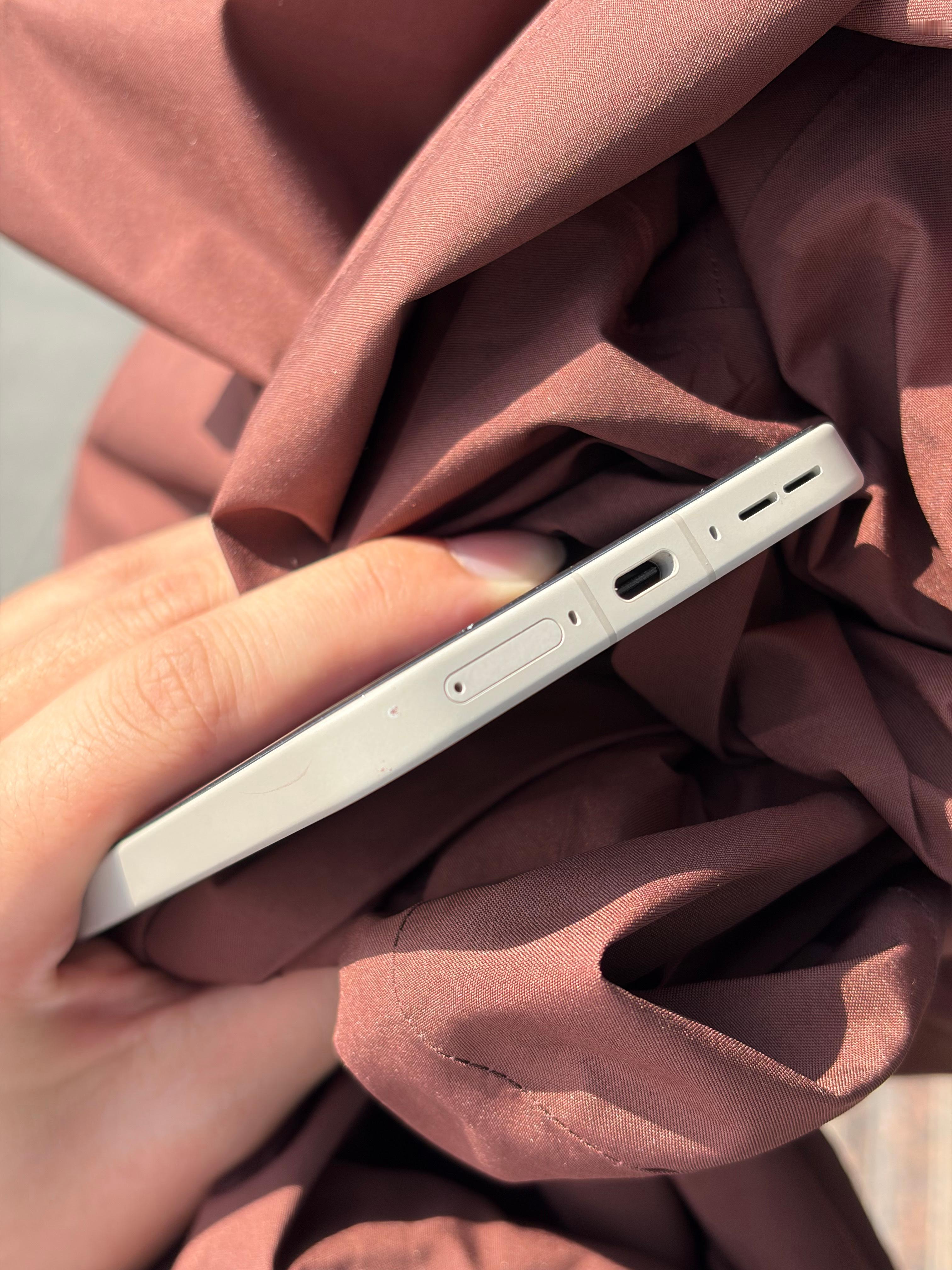 我的一加15不完美了[泪]风把冲锋衣吹到地上，磕到了兜里的手机，现在边框染上了冲