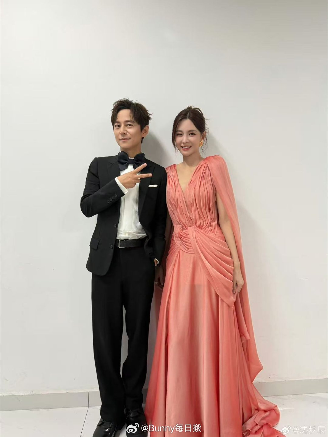 补妆时的侧颜杀！精致锁骨太吸睛，美貌从不缺席～ 