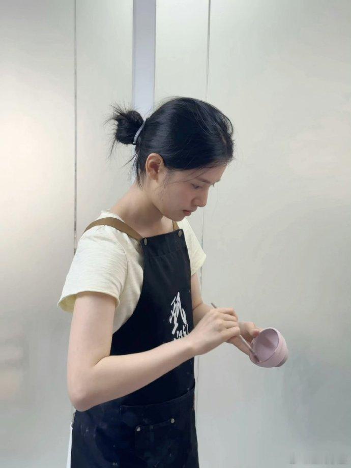 张婧仪为拍新剧学陶艺 张婧仪为雾里青学做陶艺 演员的诚意从来都藏在细节里，为新剧