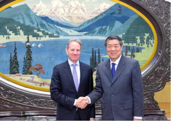 北京时间1月12日，中国国务院副总理何立峰会见美国前财长、华平集团主席盖特纳。