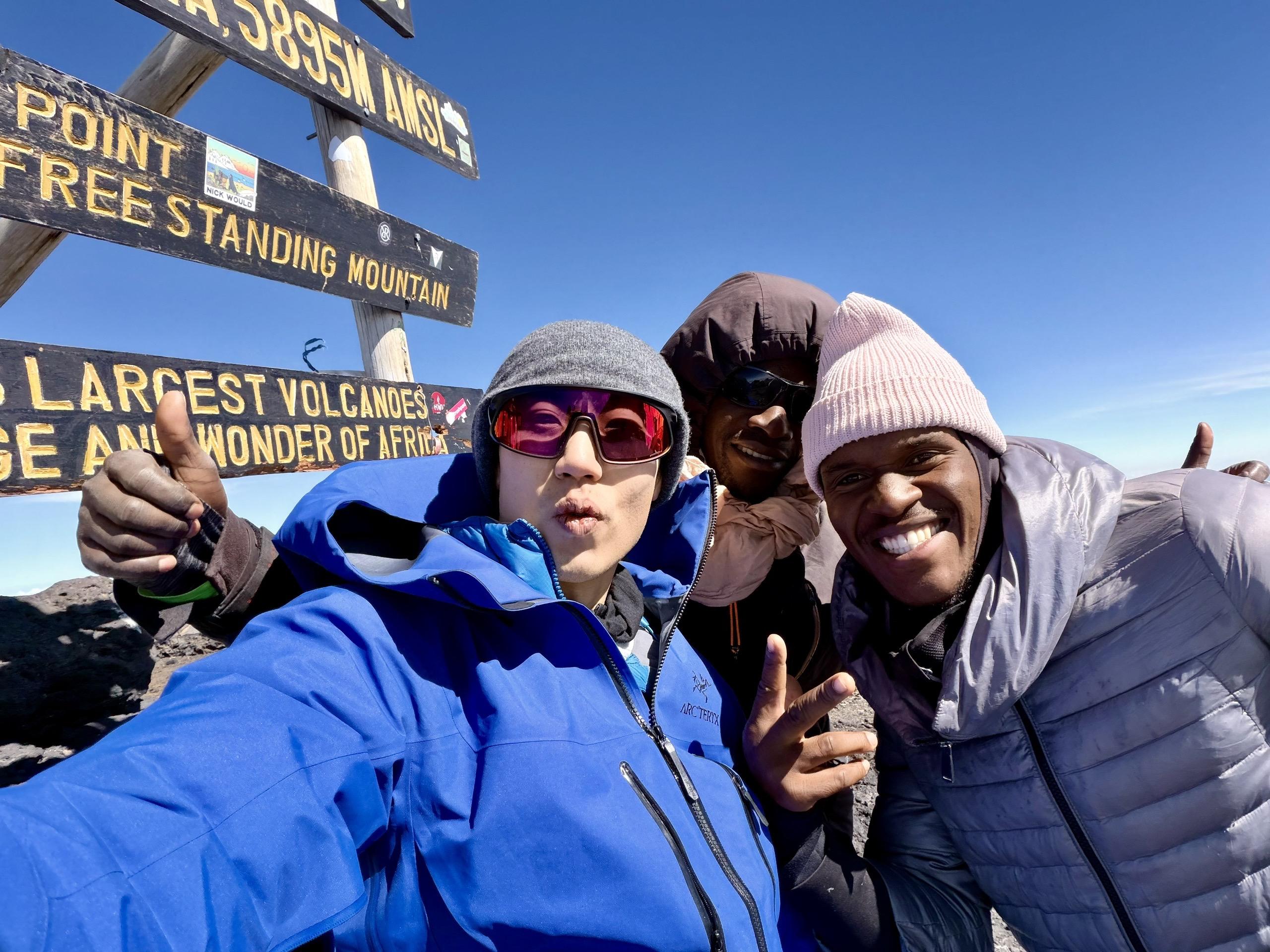 登顶非洲最高峰乞力马扎罗，我登山梦碎了！ 之前看蓝战非要14+7+2...